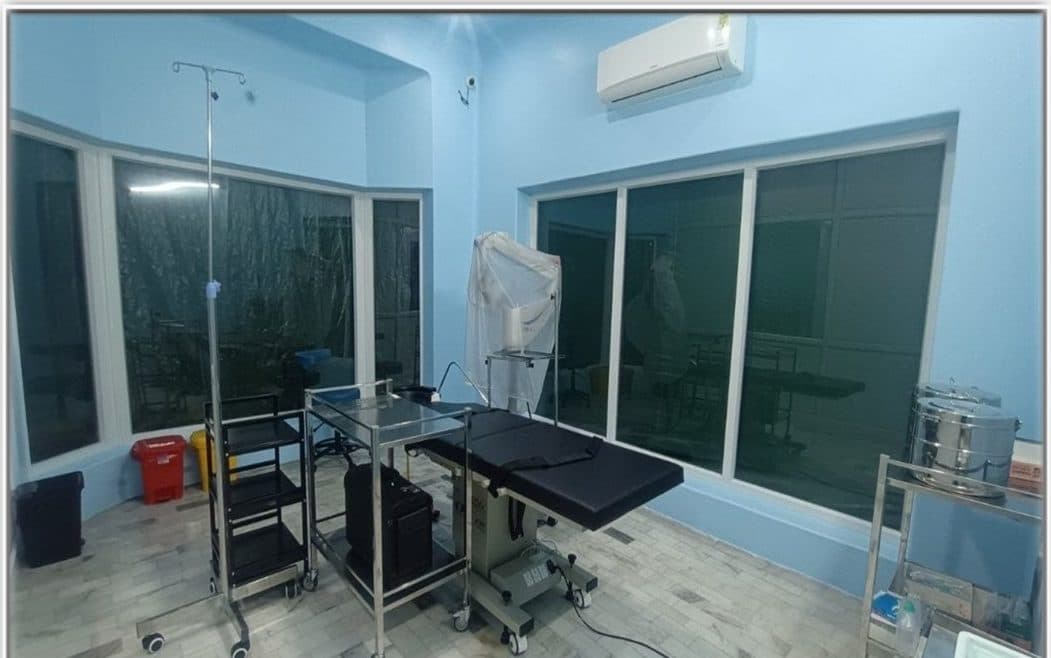 Treatment room at Vishvaas Clinic with procedure table and IV stand